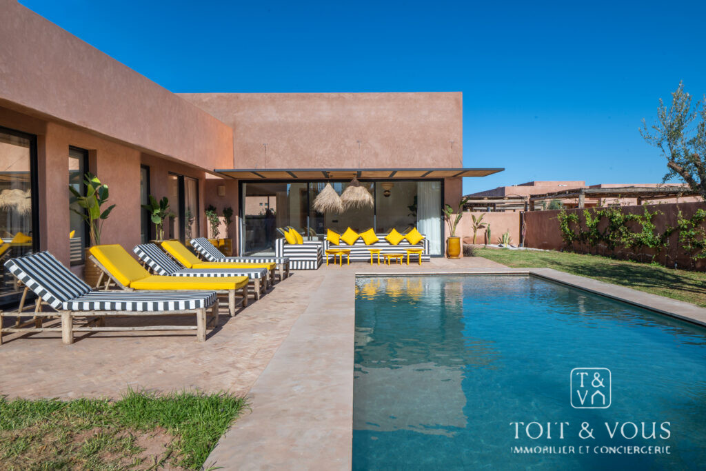 VILLA DE CHARME À VENDRE ROUTE D’AMIZMIZ – 3 SUITES, JARDIN 1023 M² & ENTIÈREMENT MEUBLÉE